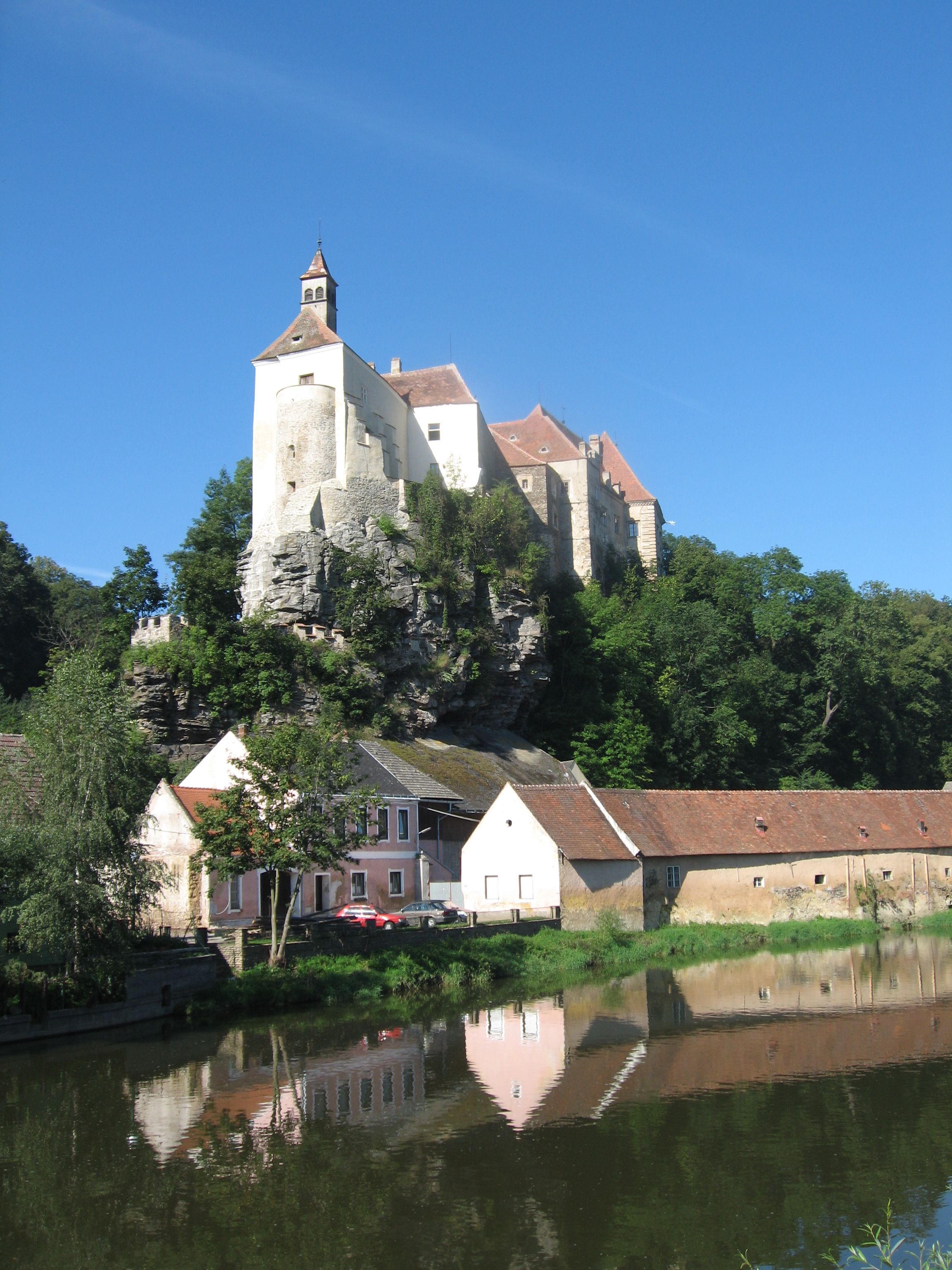 Burg Raabs an der Thaya auf einem Felsen über Häusern und einem Fluss.