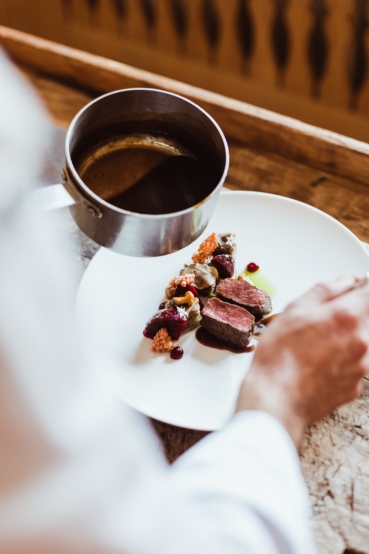 Ein kunstvoll angerichteter Teller mit zartem Fleisch und buntem Gemüse lädt zu einem genussvollen Erlebnis ein. Die harmonischen Aromen versprechen einen unvergesslichen Abend in der gemütlichen Atmosphäre des Landgasthofs. Hier wird die Wirtshauskultur Niederösterreich in vollen Zügen gelebt.