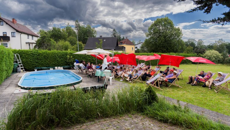 Szenische Lesung - WAS IST VERRÜCKT - Am Pool , © www.mussil.eu