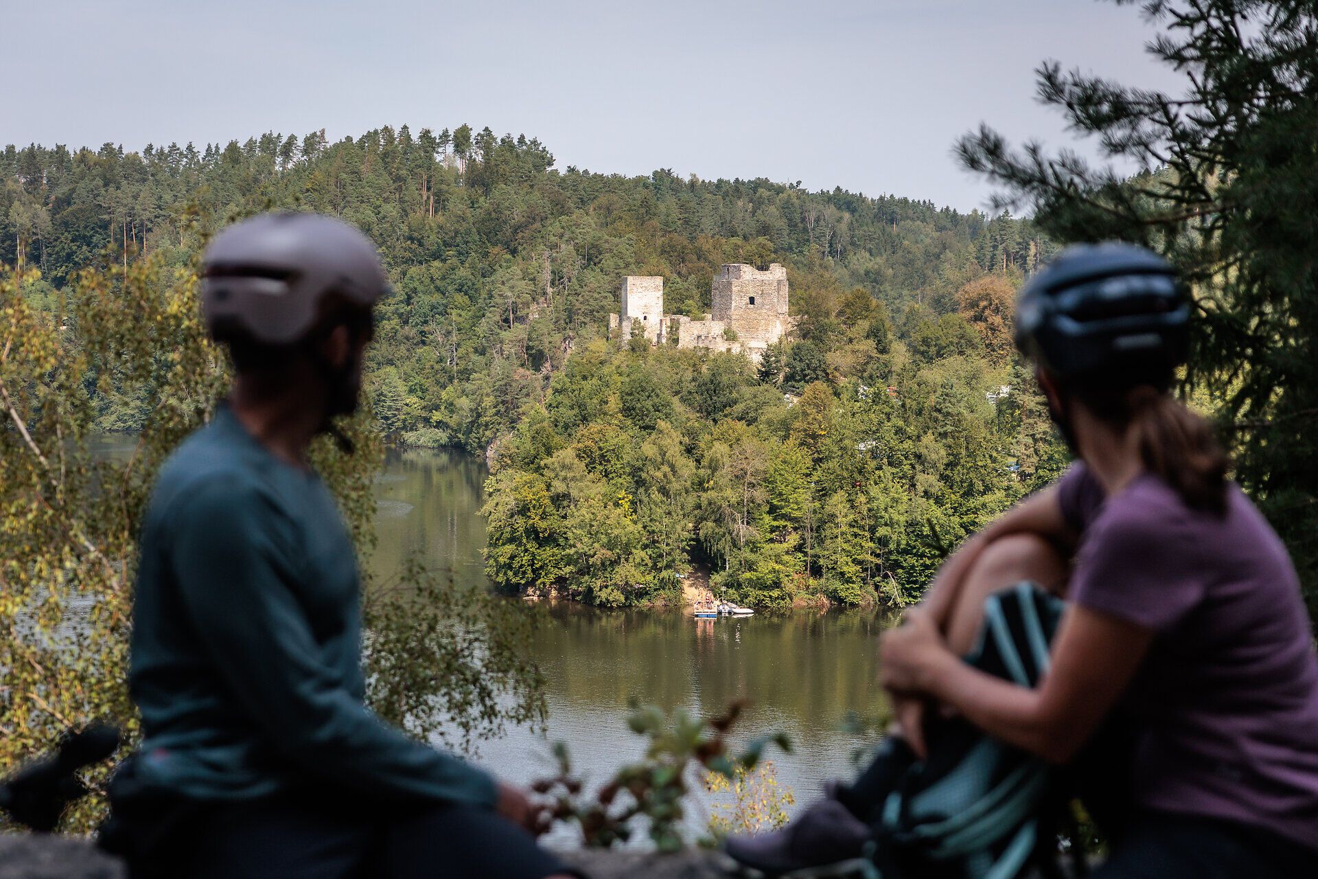Die sanften Hügel des Kamptals umarmen die malerische Ruine Dobra, die majestätisch über dem glitzernden Wasser thront. Radfahrer genießen hier eine wohlverdiente Pause, während sie den atemberaubenden Blick auf die umgebende Natur und die historische Architektur bewundern. Ein Ort, der zum Verweilen und Träumen einlädt.