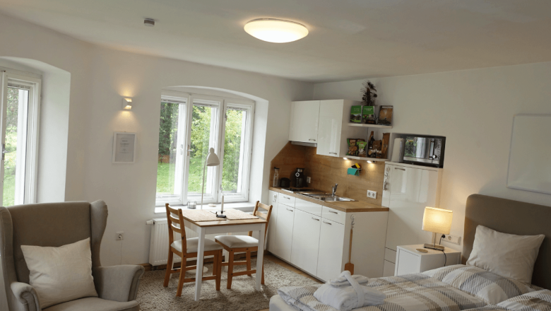 Gr&uuml;ne Wiese G&auml;ste-Minibungalow in Bad Gro&szlig;pertholz, &copy; Ederm&uuml;hle