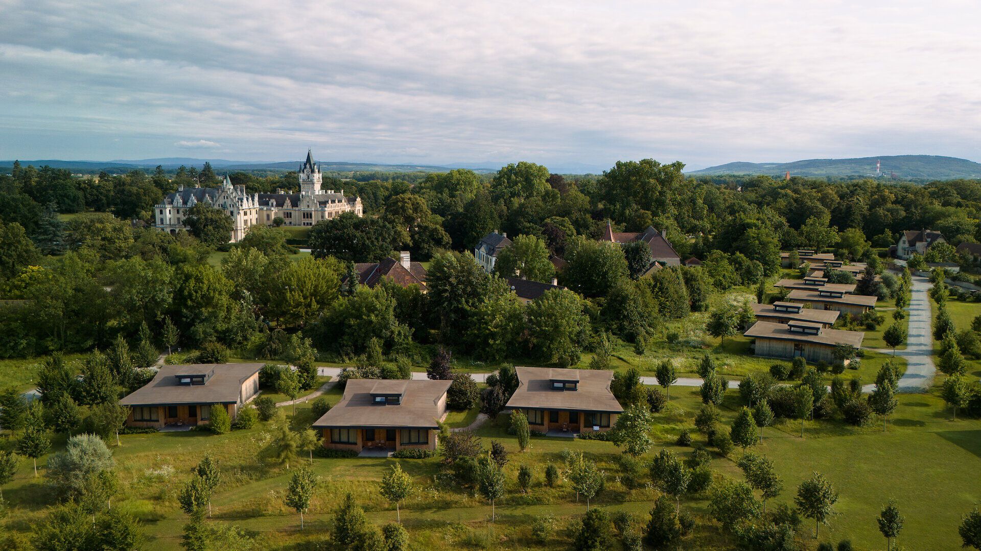 Umgeben von üppigem Grün und malerischen Ausblicken laden die gemütlichen Cottages zu einem entspannten Aufenthalt ein. Die harmonische Verbindung von Natur und Architektur schafft eine einladende Atmosphäre, die zum Verweilen und Entdecken einlädt.