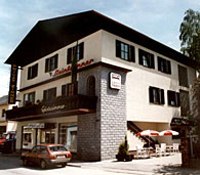 Steinbrunner, © Steinbrunner Ein zweistöckiges Gebäude mit Balkon und Terrasse, beschriftet mit 'Steinbrunner'.