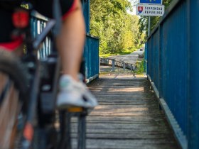 Die Br&uuml;cke &uuml;ber die March verbindet malerische Landschaften und l&auml;dt zu unvergesslichen Erlebnissen ein. Radfahrer genie&szlig;en die frische Luft und die Sch&ouml;nheit der Natur, w&auml;hrend sie entlang des Flusses gleiten. Hier wird der Sommer in seiner sch&ouml;nsten Form lebendig.