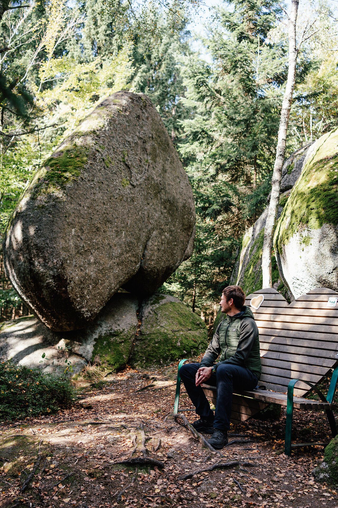 Umgeben von majestätischen Felsen und dichten Wäldern lädt dieser Ort zum Verweilen ein. Die sanfte Brise und das Zwitschern der Vögel schaffen eine harmonische Atmosphäre, die Wanderer in ihren Bann zieht. Hier, am Herzsteinweg, wird die Schönheit der Natur spürbar.