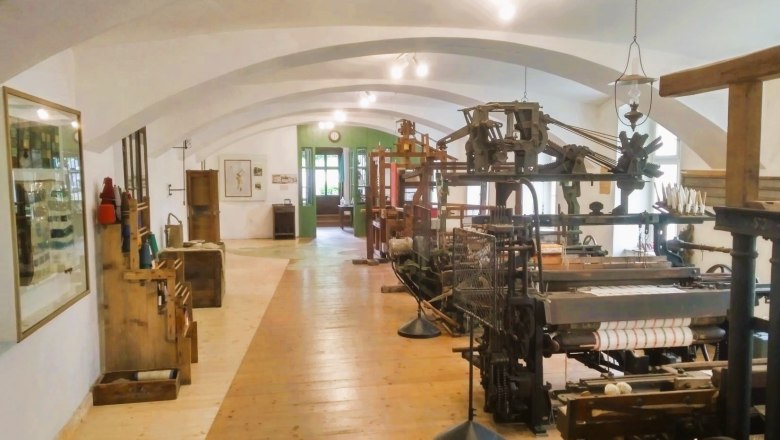 Webst&uuml;hle mit Lochstreifen industiralisiert