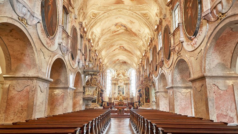 Innenansicht der barocken Kirche des Stifts Geras mit kunstvollen Fresken und Verzierungen.