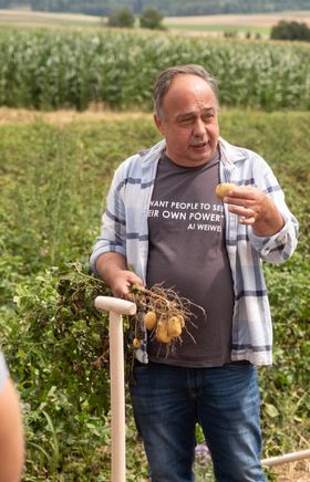 Johann Ackerl erklärt die Waldviertler Erdäpfel am Feld