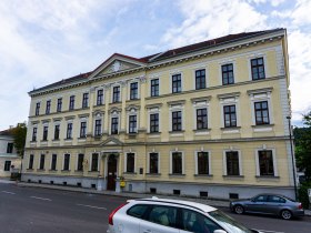 Beim Gebäude der ehemaligen Bezirkshauptmannschaft links, © Gottfried Grossinger