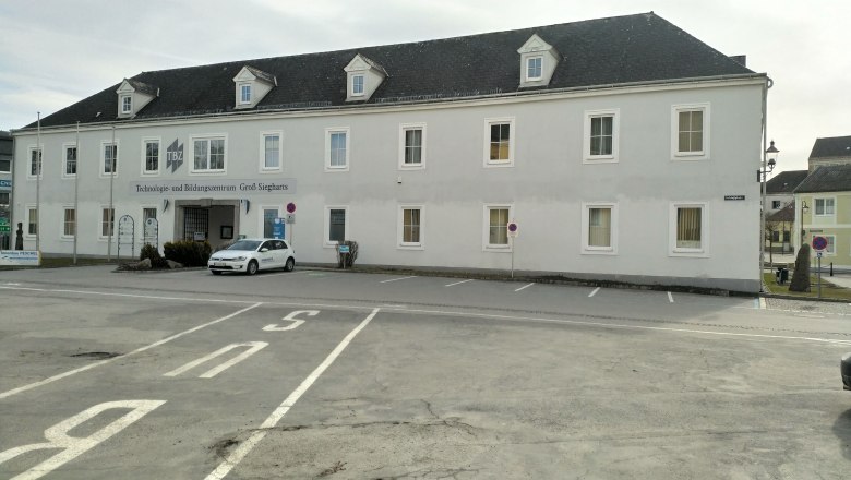 Parkplatz 1 - Schlo&szlig; Gro&szlig;-Siegharts, &copy; Matthias R. Wurth